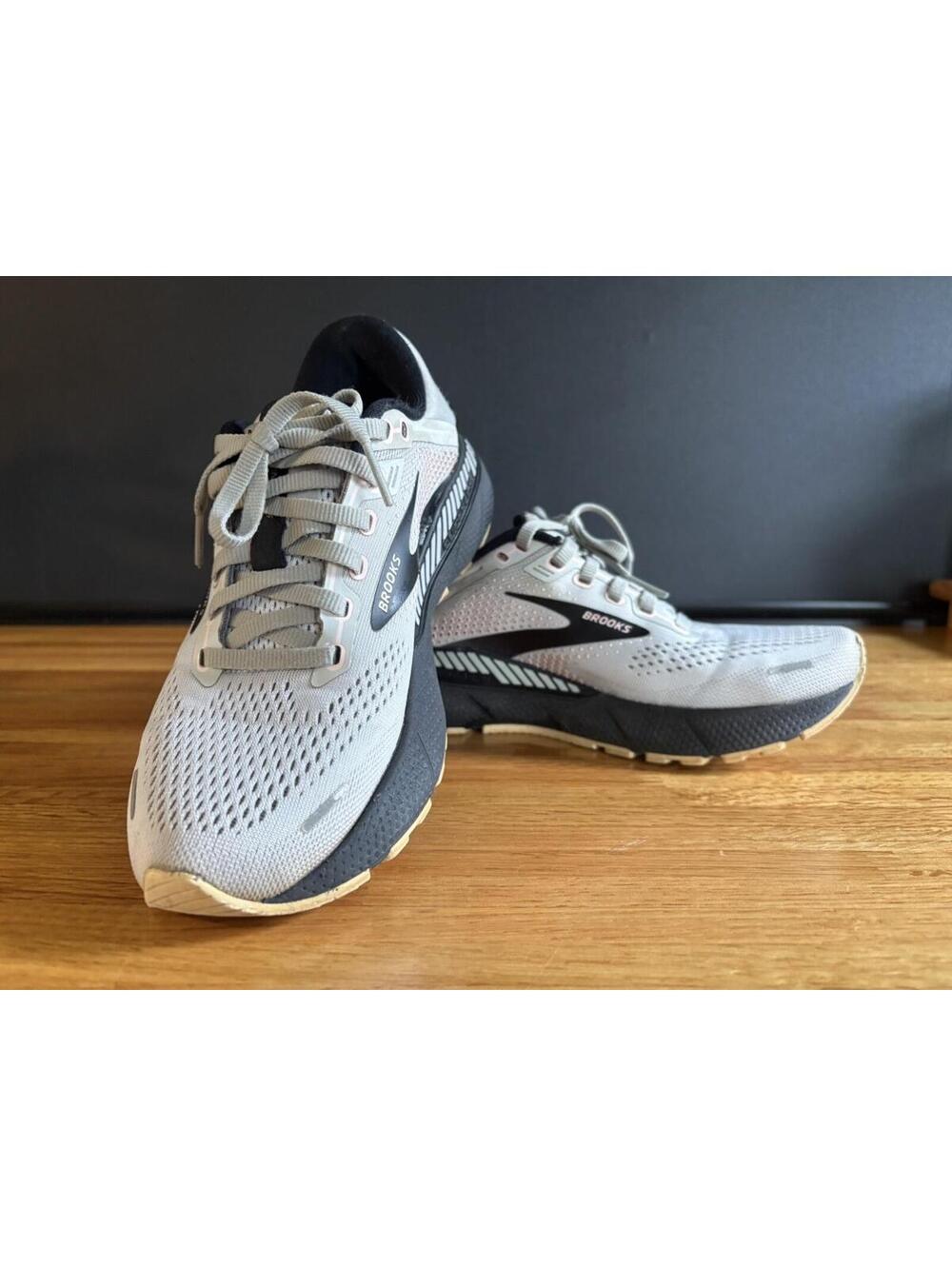 Brooks Adrenaline GTS 22 Running Shoes Sneakers Womens Size 6.5 Gray Black pink